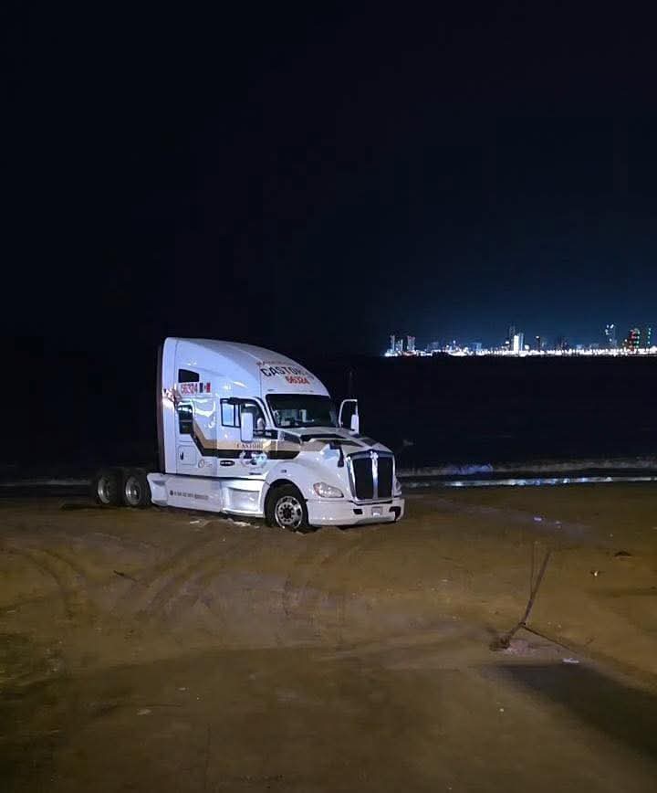 trailer atorado en playa norte de mazatlan