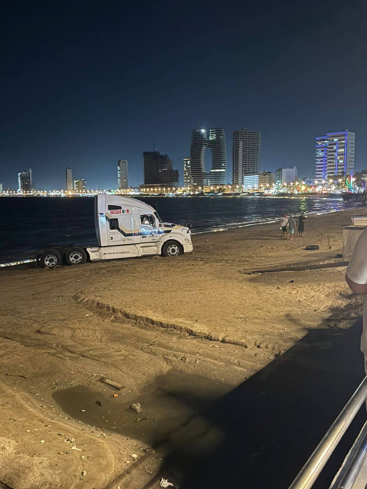 trailer atorado en playa norte de mazatlan