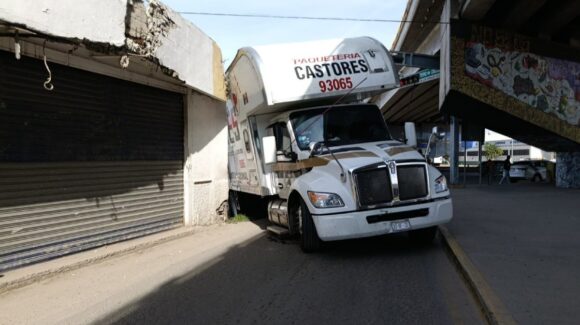 ¡Otra de Castores! Tráiler cae a cuneta y provoca cierre parcial en Mazatlán, Sinaloa