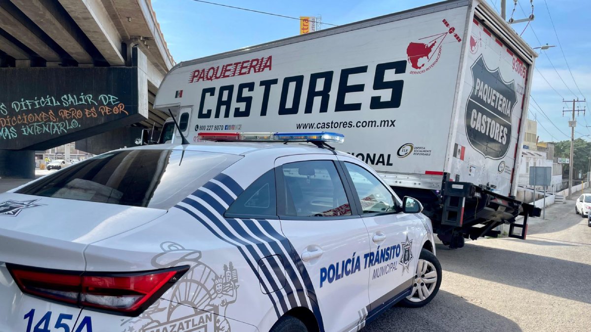 trailer cae a cuneta y provoca cierre parcial en mazatlan sin