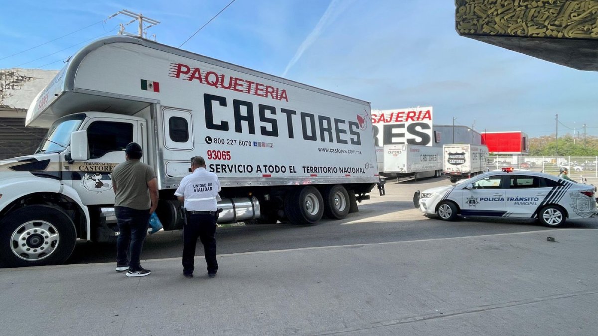 trailer cae a cuneta y provoca cierre parcial en mazatlan sinaloa