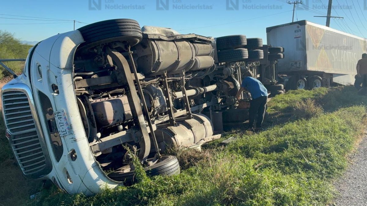 trailer cargado de galletas queda volcado por la mexico 15 en jjr accidente