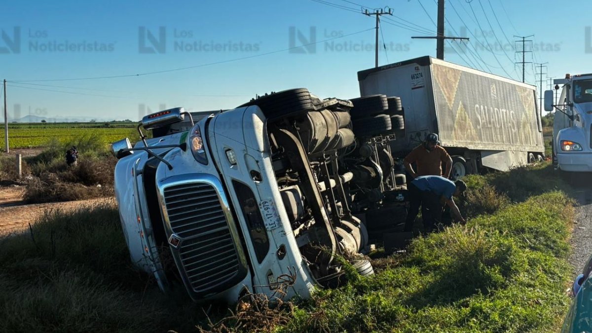 trailer cargado de galletas queda volcado por la mexico 15 en jjr lugar