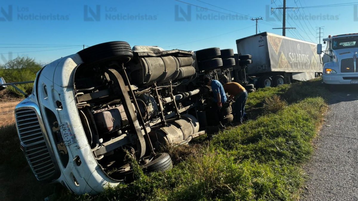 trailer cargado de galletas queda volcado por la mexico 15 en jjr percance