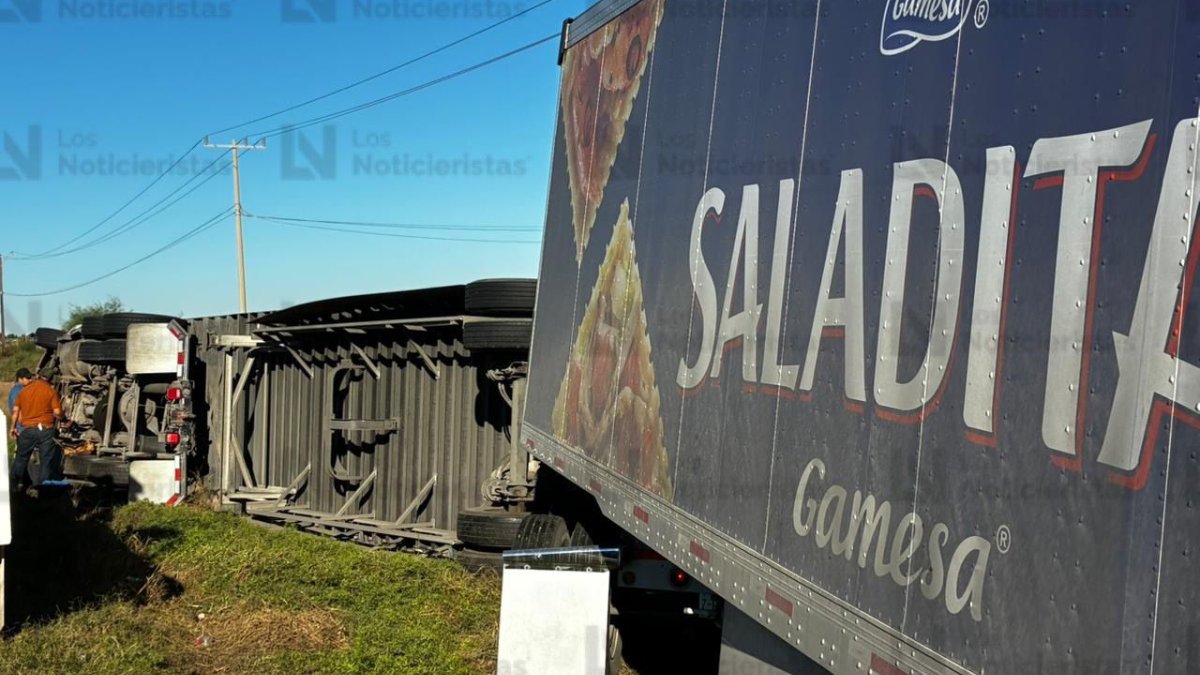 trailer cargado de galletas queda volcado por la mexico 15 en jjr sin