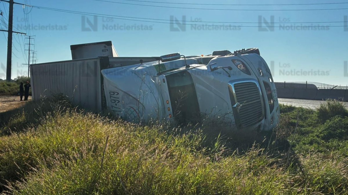 trailer cargado de galletas queda volcado por la mexico 15 en jjr sinaloa