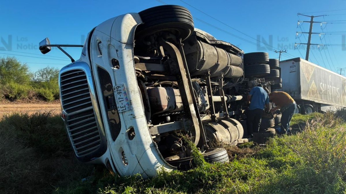 trailer cargado de galletas queda volcado por la mexico 15 en jjr