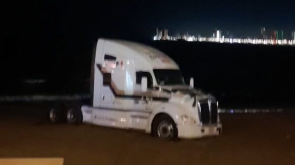¡Ay, mi Mazatlán, Sinaloa! Ahora encallan hasta los tráileres en Playa Norte