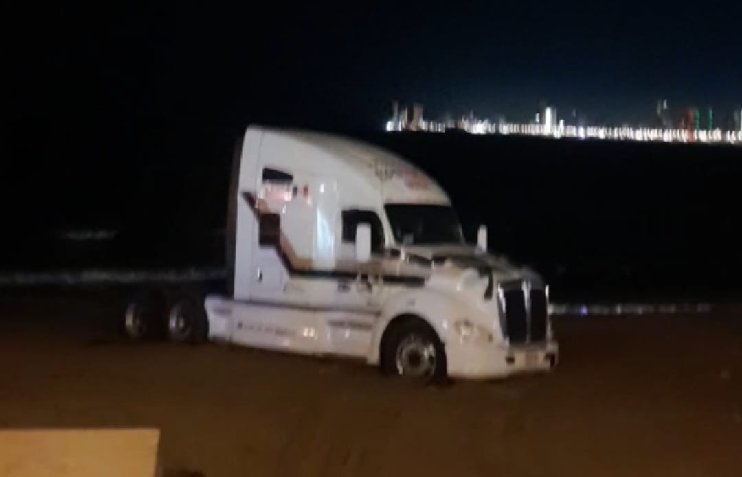 Tráiler encallado en Playa Norte, Mazatlán, Sin.