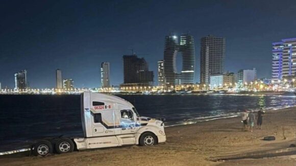 ¡Quedó videograbado! Así fue el momento en el que baja el tráiler a la zona de playa en Mazatlán, Sinaloa