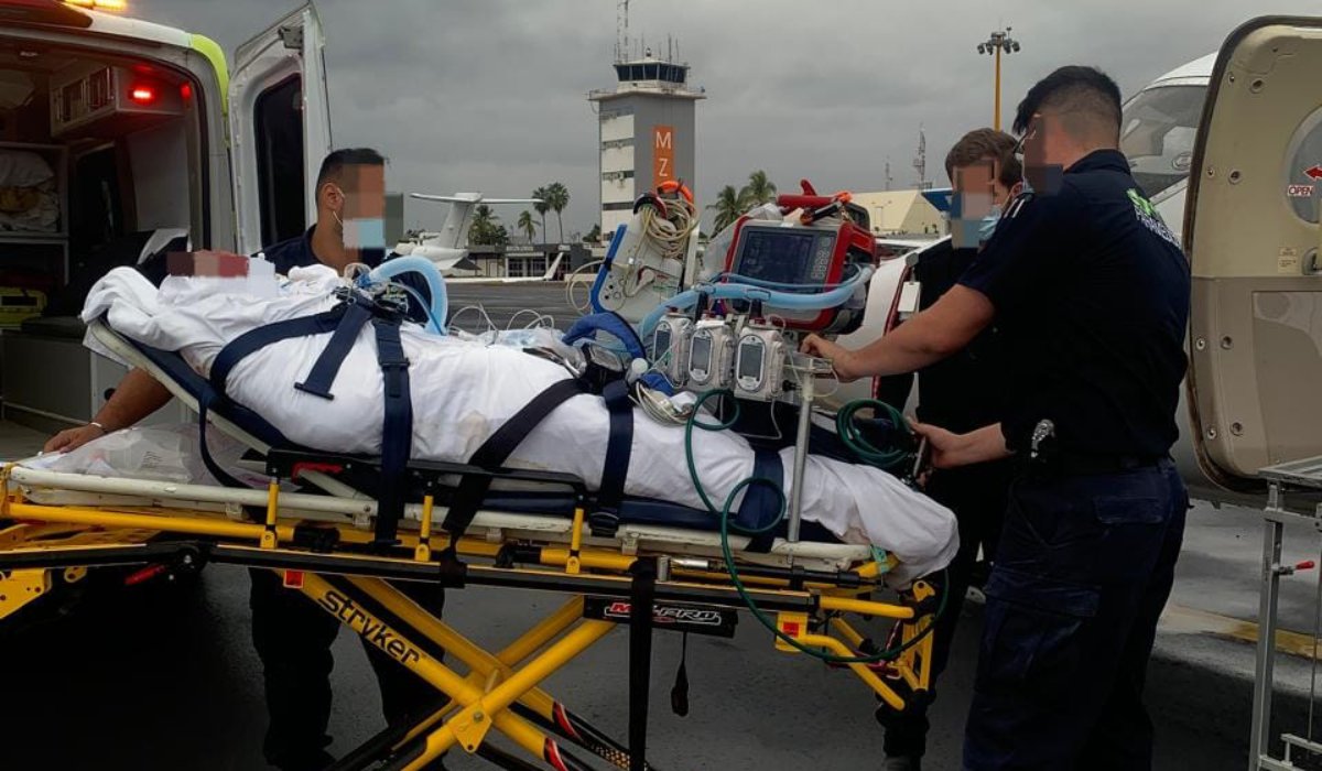 Traslado de menor herido en incendio de Pradera Dorada, Mazatlán