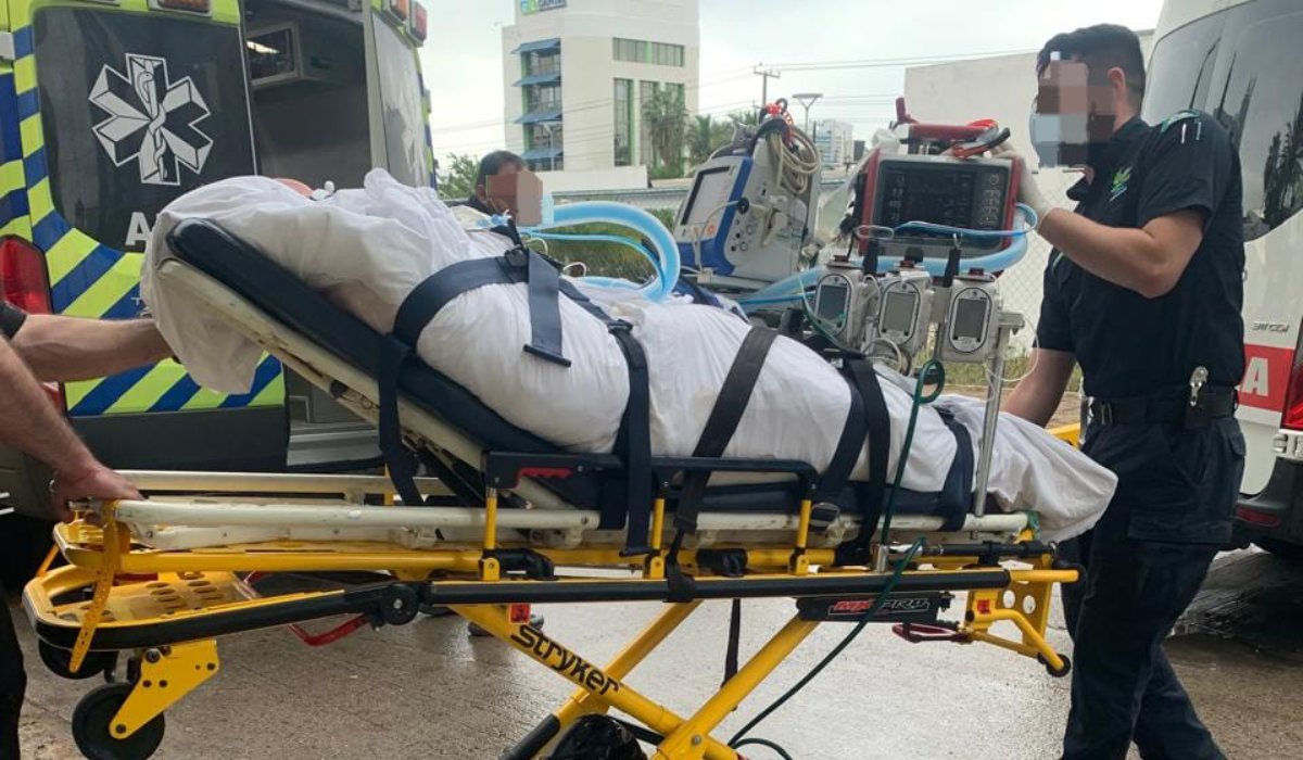 Traslado de menor herido en incendio de Pradera Dorada, Mazatlán