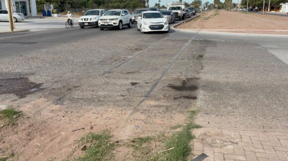 Truenan automovilistas en Los Mochis, Sinaloa por pésimo estado del bulevar Centenario, en los cruces de Macario Gaxiola y Belisario