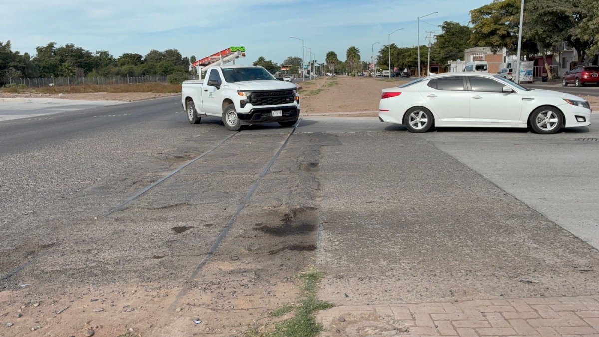 truenan automovilistas por pesimo estado del bulevar centenario de los mochis