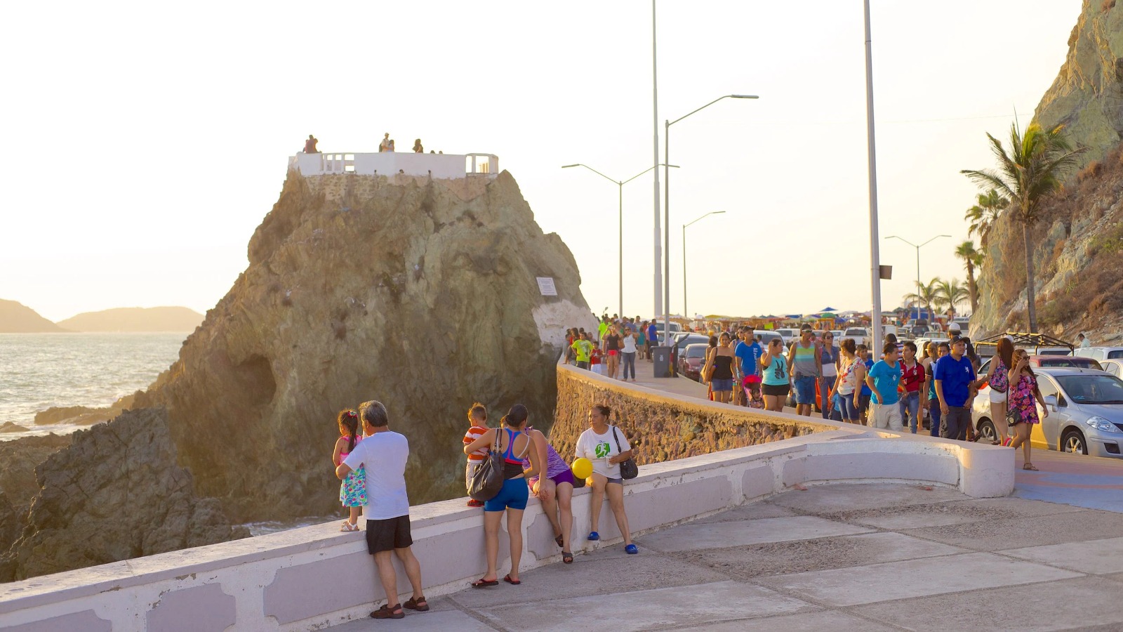 Turistas en malecón de Mazatlán