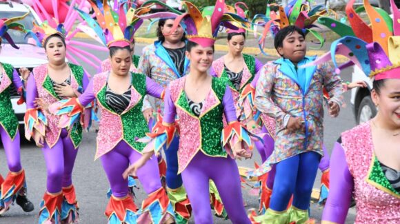 Candidatas y candidatos al reinado del Carnaval de Mazatlán 2026 realizan un último recorrido previo a los cómputos