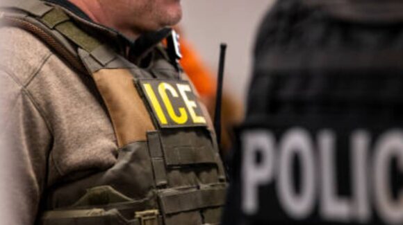 Denver prohíbe a agentes de ICE cubrirse el rostro durante operativos