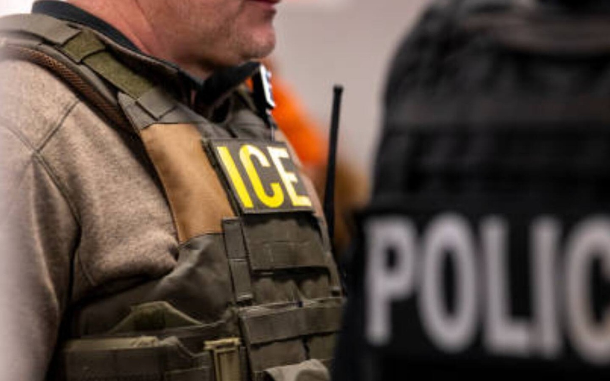 Uniformado del ICE y policía