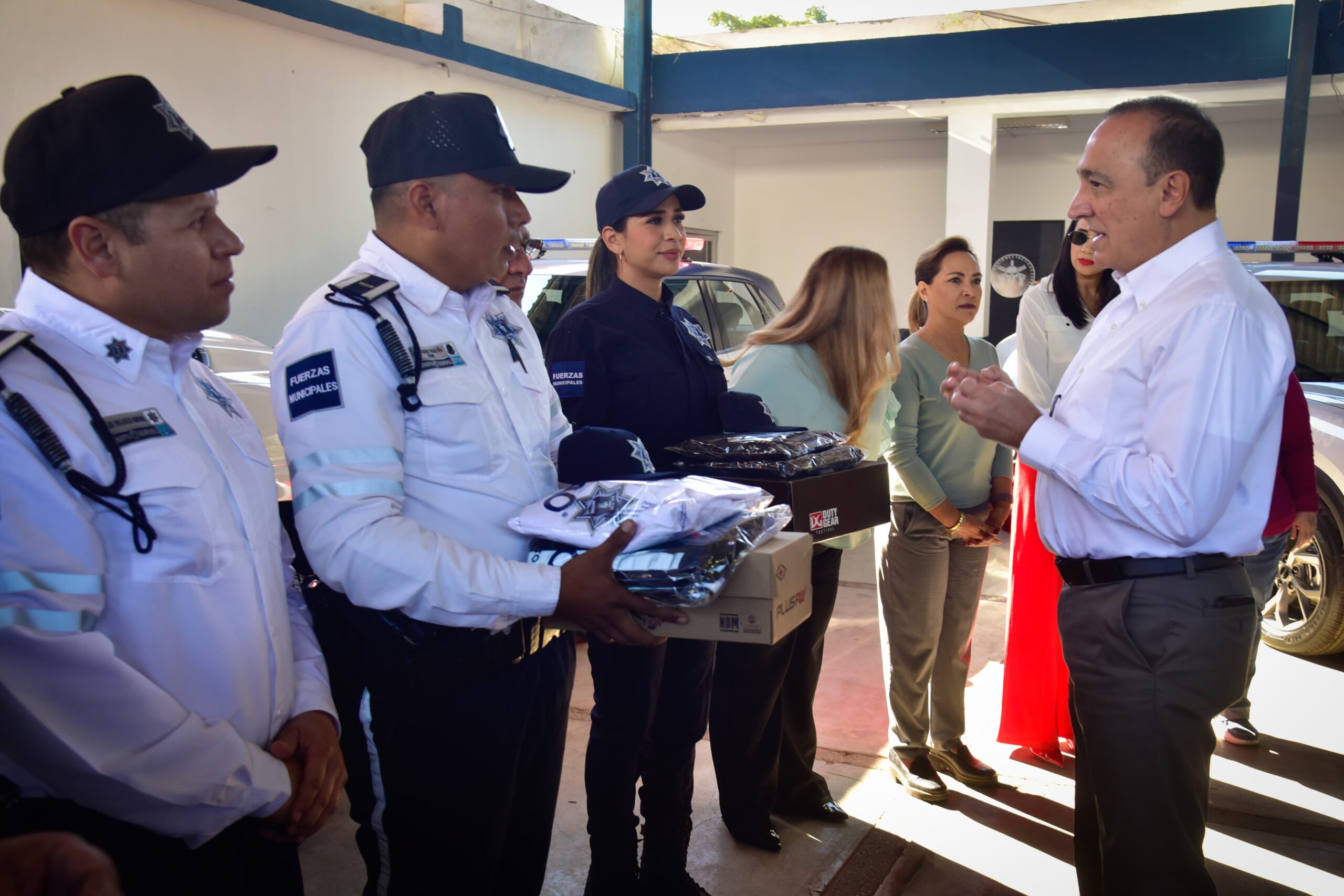 Suman 34 nuevos elementos, además de seis patrullas y entregan nuevos uniformes a policías de Ahome