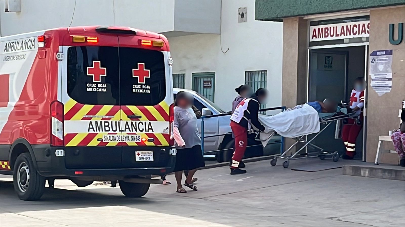Hombre herido de bala trasladado por paramédico de Cruz Roja a IMSS Guasave