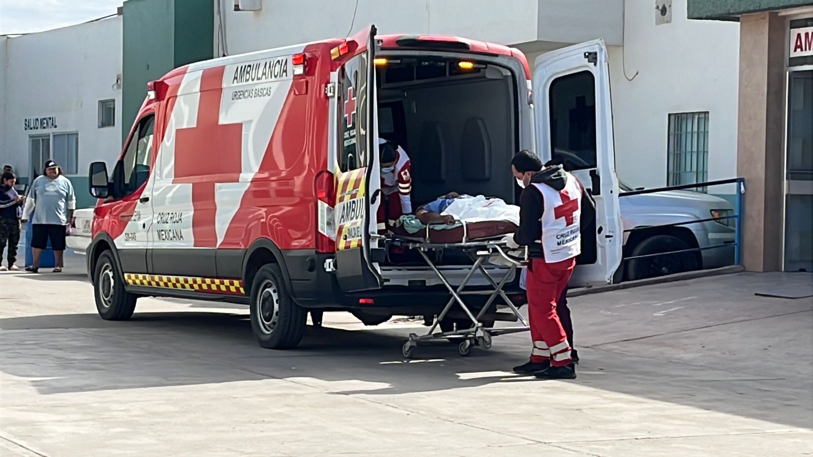 Hombre herido de bala trasladado por paramédico de Cruz Roja a IMSS Guasave