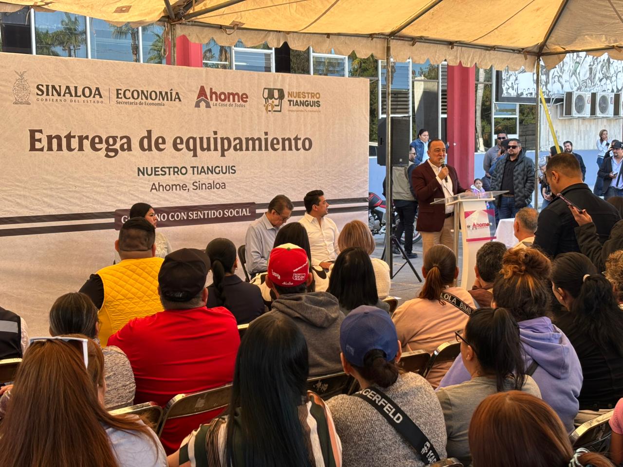 Secretaría de Economía en Sinaloa entrega mobiliario a 80 comerciantes de tianguis en los Mochis