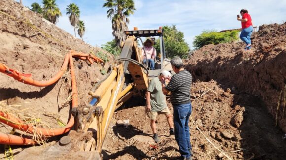 Vuelven vecinos de Los Mochis, Sinaloa, a parar trascabo por entubamiento de dren pluvial en fraccionamiento San Fernando