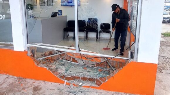 ¡Cero y van dos! Vehículo termina dentro de un laboratorio en el sector Fátima de Los Mochis, Sinaloa