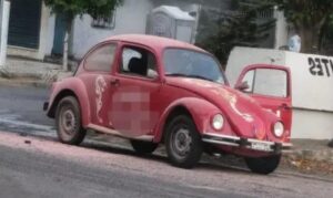 Vehículo Volkswagen incendiado en Mazatlán