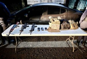Vehículo y armamento asegurado tras balaceras al norte de Culiacán, Sin.