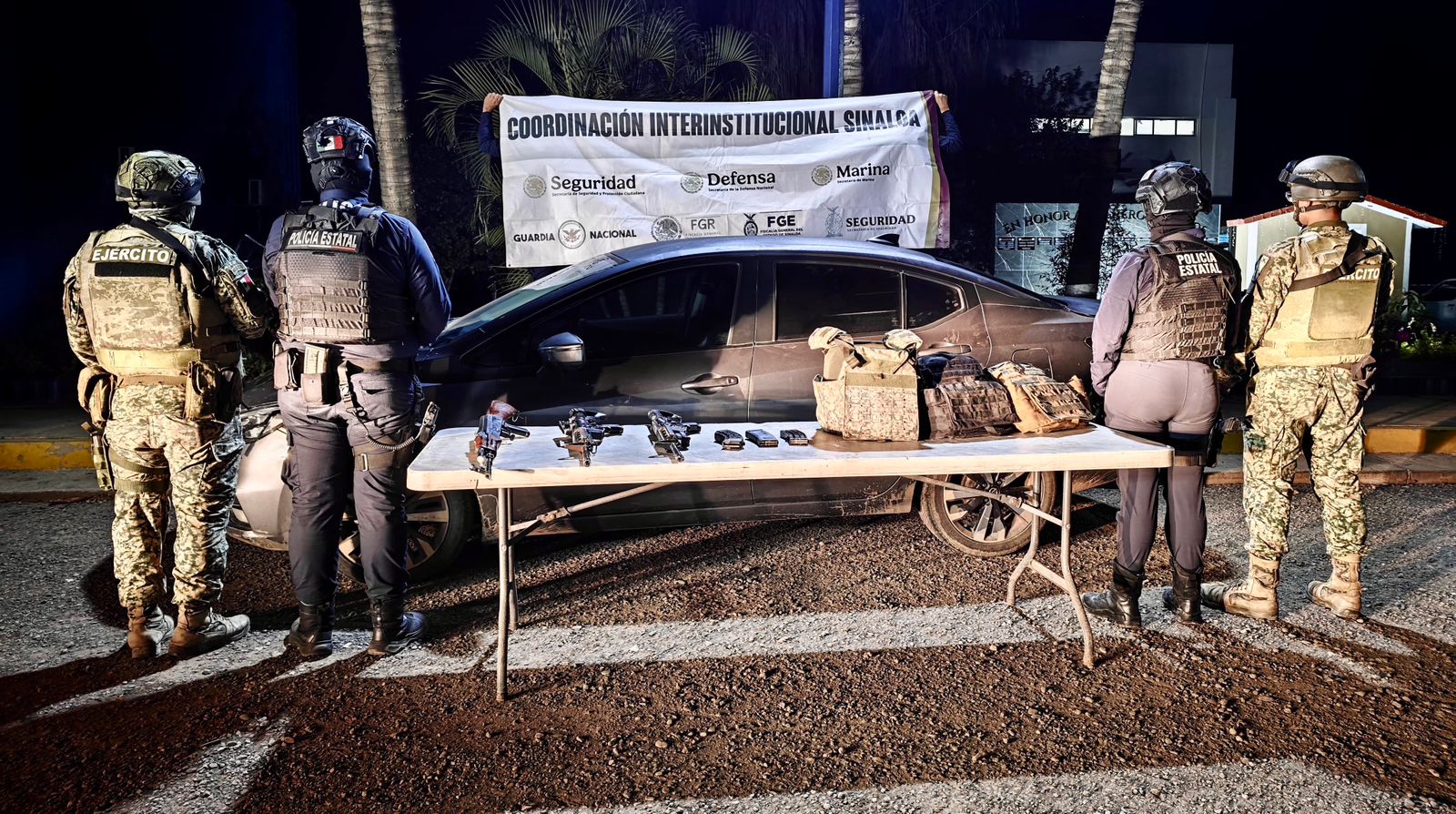 Vehículo y armamento asegurado tras balaceras al norte de Culiacán, Sin.