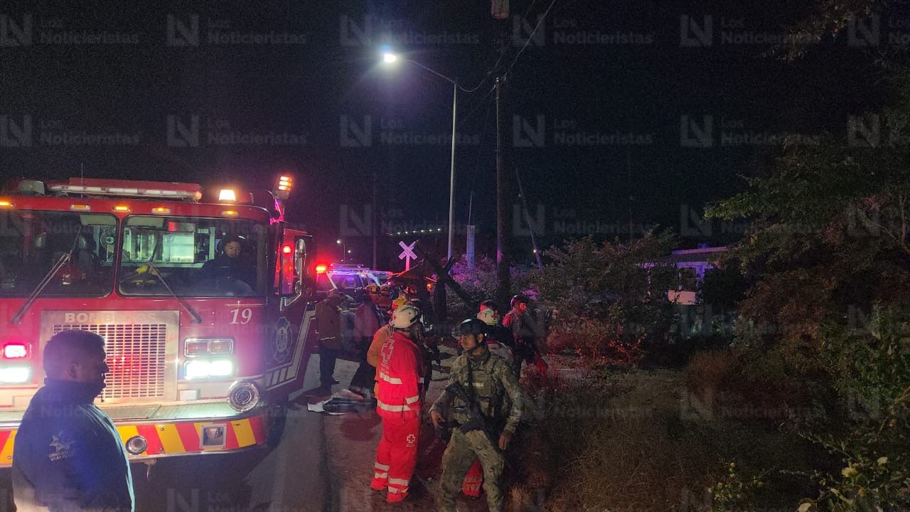elementos de bomberos en rescate de cuerpo tras accidente en canal