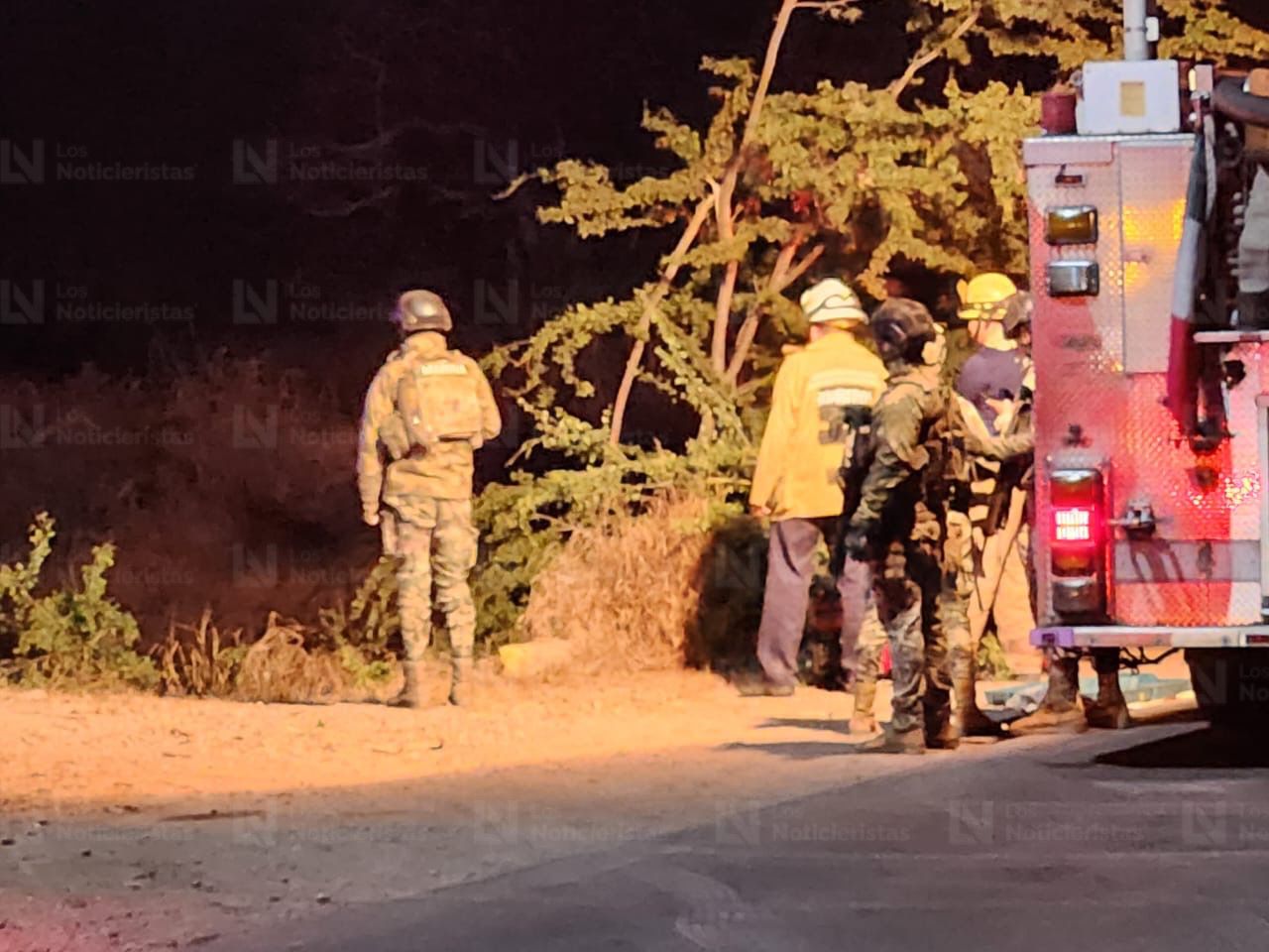 elementos de bomberos en rescate de cuerpo tras accidente en canal