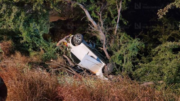 Volcadura con salida de camino deja un hombre muerto en el fraccionamiento Infonavit Las Flores de Culiacán, Sinaloa