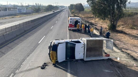 Volcadura en la México 15 deja cuatro personas lesionadas al sur de Mazatlán, Sinaloa