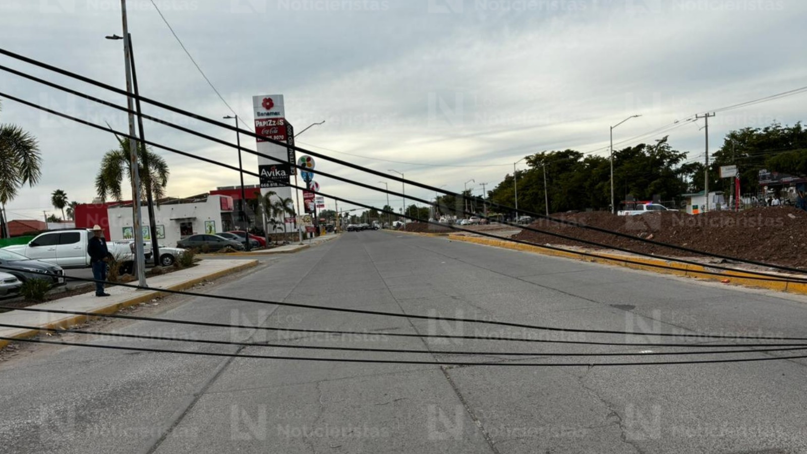 Tráiler derriba poste y cables de la CFE en Los Mochis
