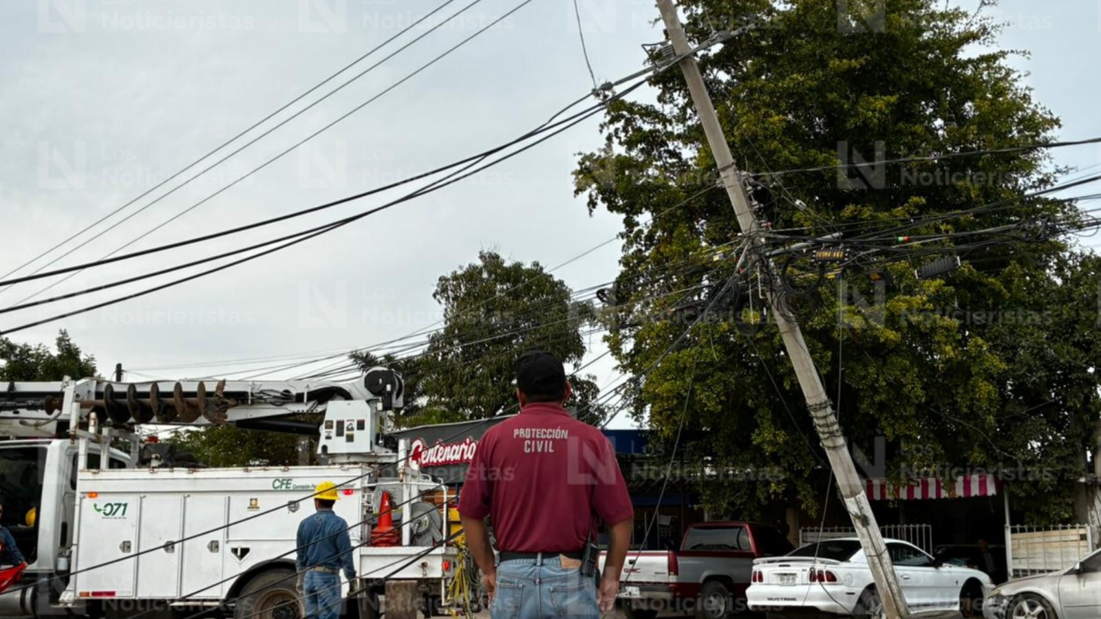 Tráiler derriba poste y cables de la CFE en Los Mochis