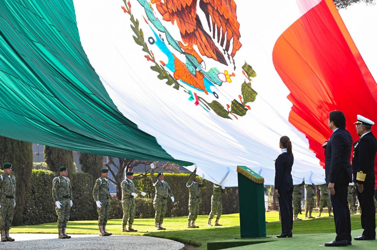 Claudia Sheinbaum encabeza ceremonia del Día de la Bandera en Campo Marte