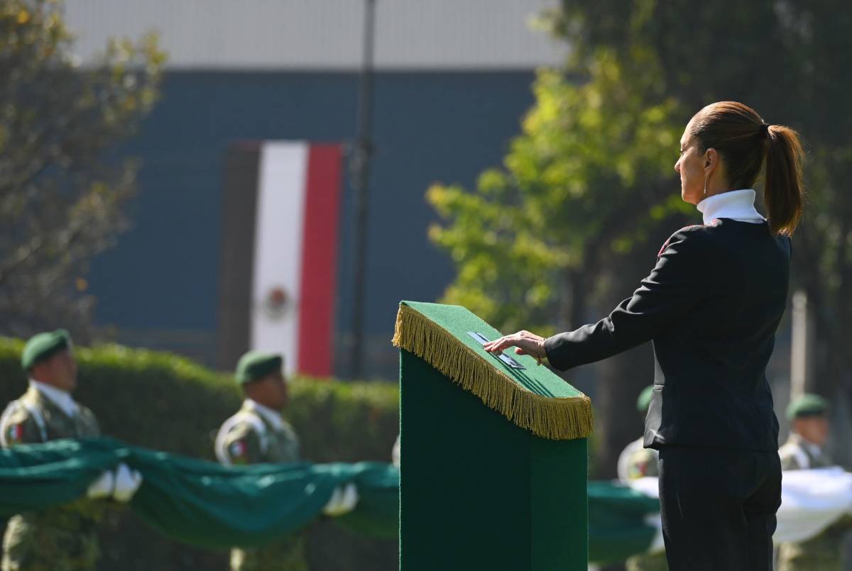 Claudia Sheinbaum encabeza ceremonia del Día de la Bandera en Campo Marte