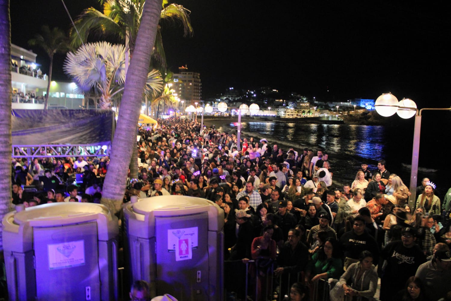 Concierto en Olas Altas, Mazatlán, durante el Lunes de Carnaval