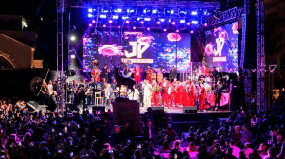 Julio Preciado arma fiestón en Olas Altas y desata la euforia en el Lunes de Carnaval en Mazatlán, Sinaloa