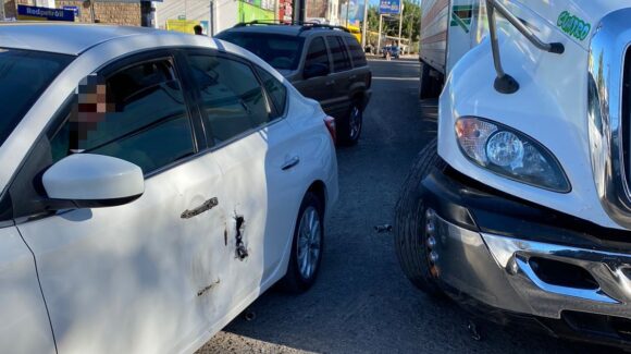 Choque entre sedán y tractocamión deja solo daños materiales en la colonia 2 de Octubre de Guasave, Sinaloa