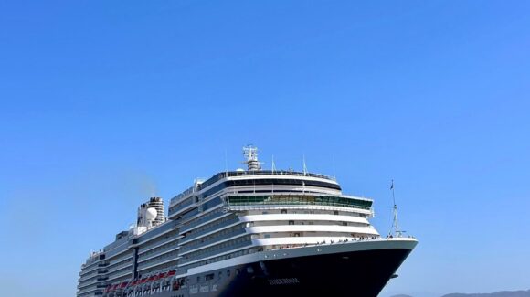 Más de mil 800 pasajeros llegan a bordo del crucero Zuiderdam a Mazatlán, Sinaloa, este domingo 22 de febrero