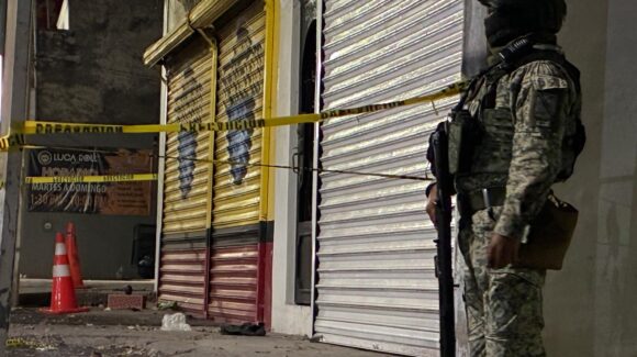 ¡Esperan a los antibombas! Militares aún resguardan supuesta granada de madera en la colonia Guadalupe Victoria de Culiacán, Sinaloa