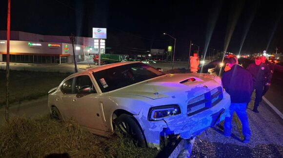 Choque sobre la carretera México 15, en Guasave, Sinaloa, deja solo daños materiales