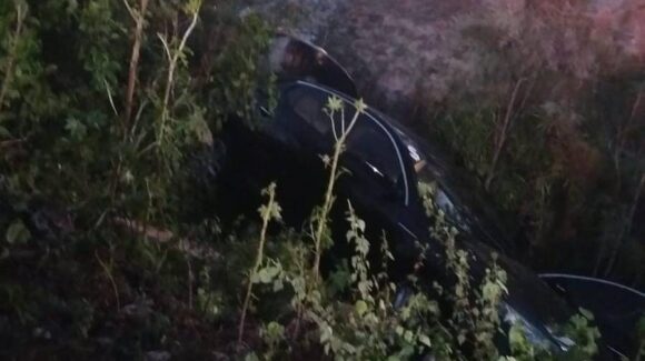 Conductor de vehículo cae a canal en en el ejido Flores Magón, Ahome, Sinaloa