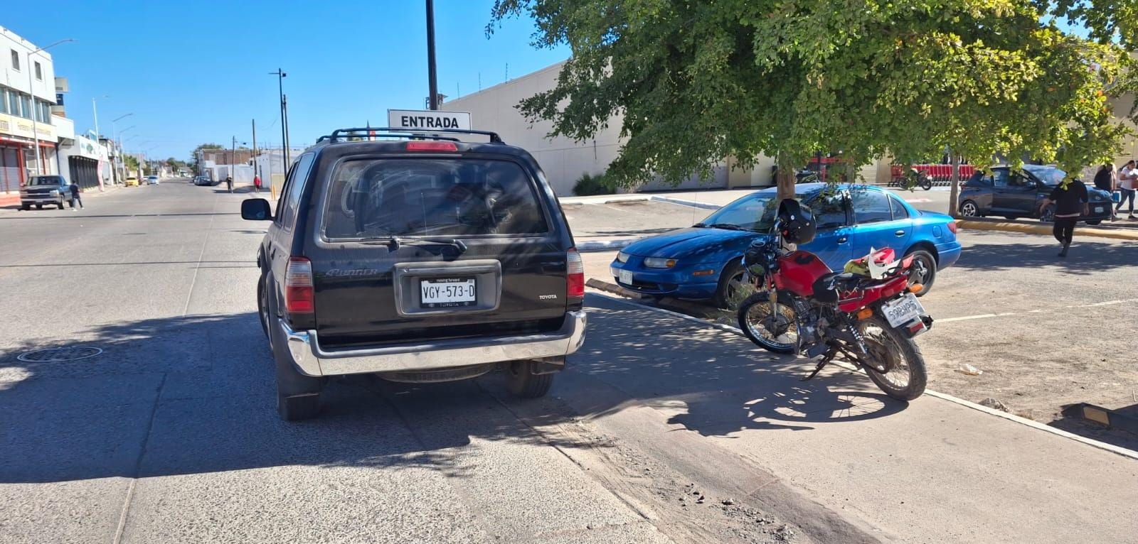 El motociclista sufrió fuertes lesiones tras el impacto con el auto