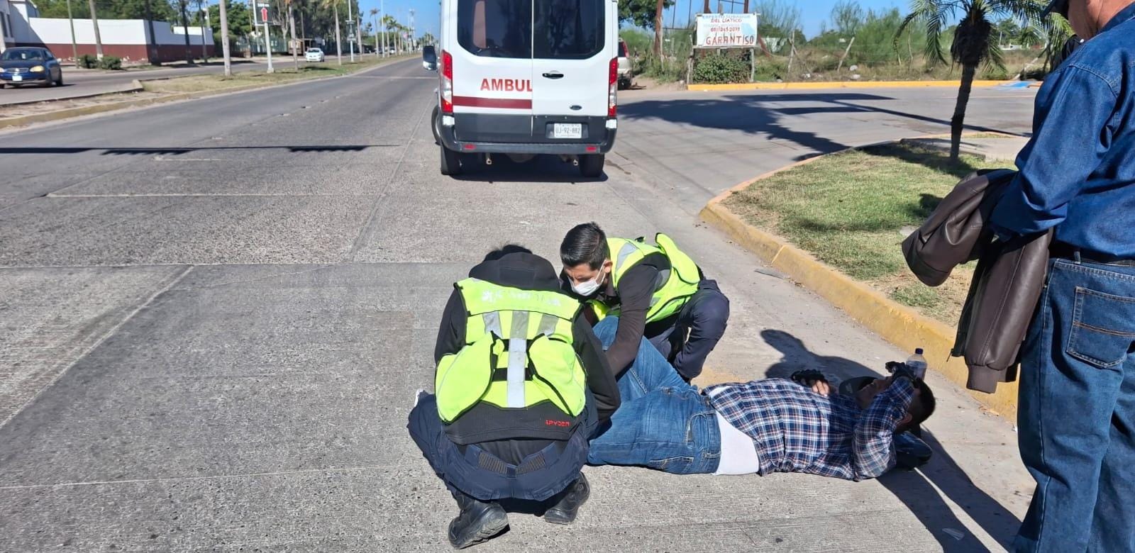 El motociclista sufrió fuertes lesiones tras el impacto con el auto