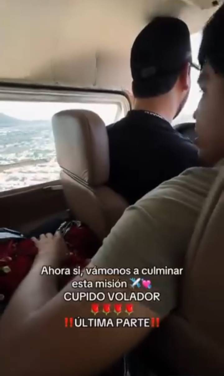En el video que circula se aprecia cuando arrojan las rosas