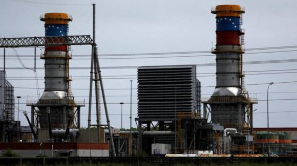 EE.UU. relaja sanciones al petróleo venezolano y permite regreso de grandes petroleras